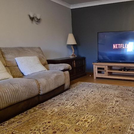 Spacious, 5 Bed House For 9 In チェスター エクステリア 写真