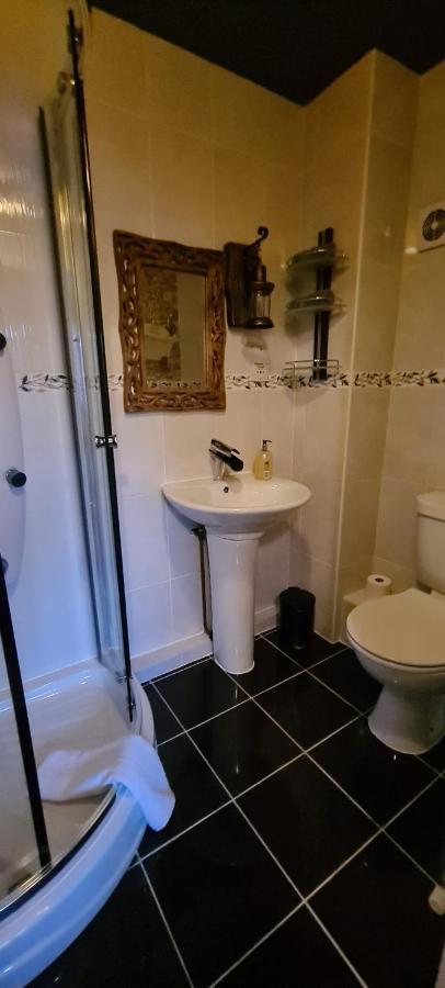 Spacious, 5 Bed House For 9 In チェスター エクステリア 写真